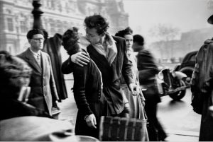 paris le baiser de l hôtel de ville poster canvas print Robert Doisneau